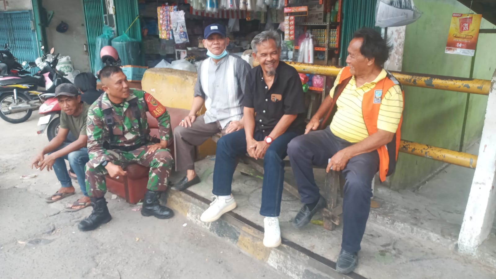 Babinsa Kelurahan OKH Lakukan Komsos Untuk Pererat Hubungan Dengan Warga