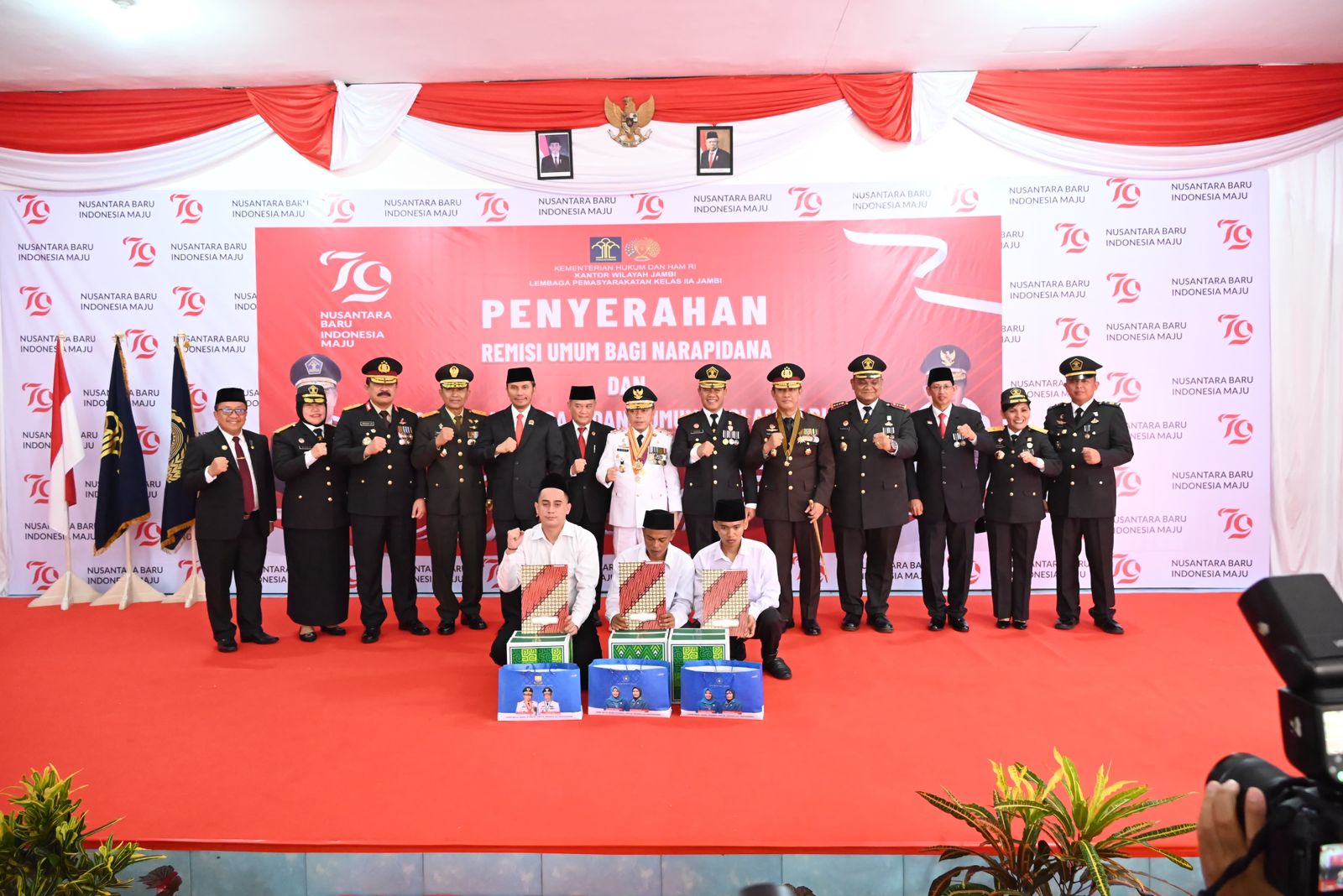 Kapolda Jambi Dampingi Gubernur Jambi Lakukan Penyerahan Remisi Kepada Narapidana Lapas Kelas IIA Jambi