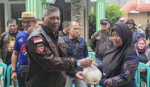 Pemberian Santunan secara simbolis kepada perwakilan warga masyarakat oleh Mohamad Suripto Komandan Satuan Komando Sibhara KBPP Polri Restabes Bandung