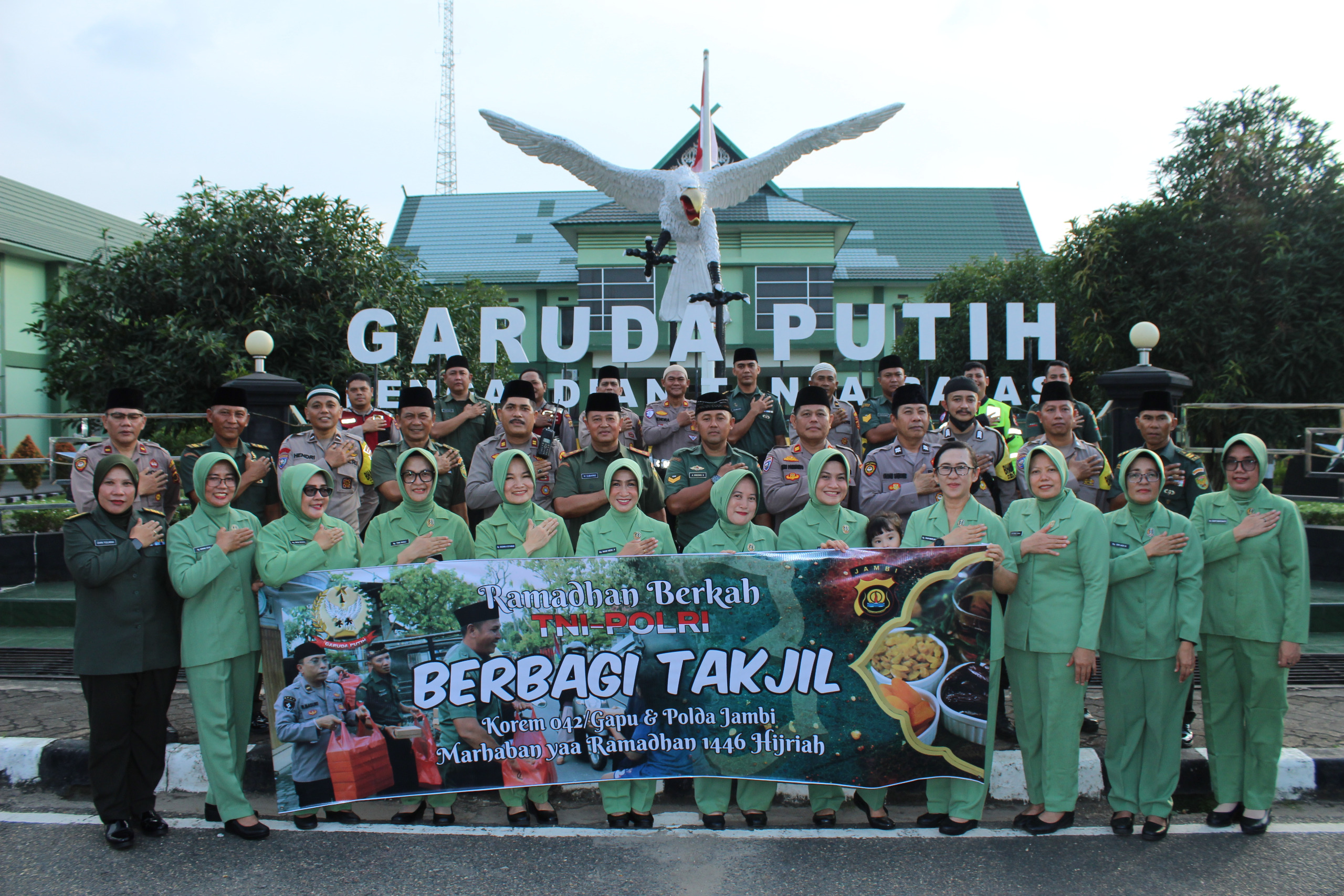 Sinergitas TNI-Polri, Korem 042/Gapu dan Polsek Telanaipura Gelar Bakti Sosial Berbagi Takjil Untuk Warga
