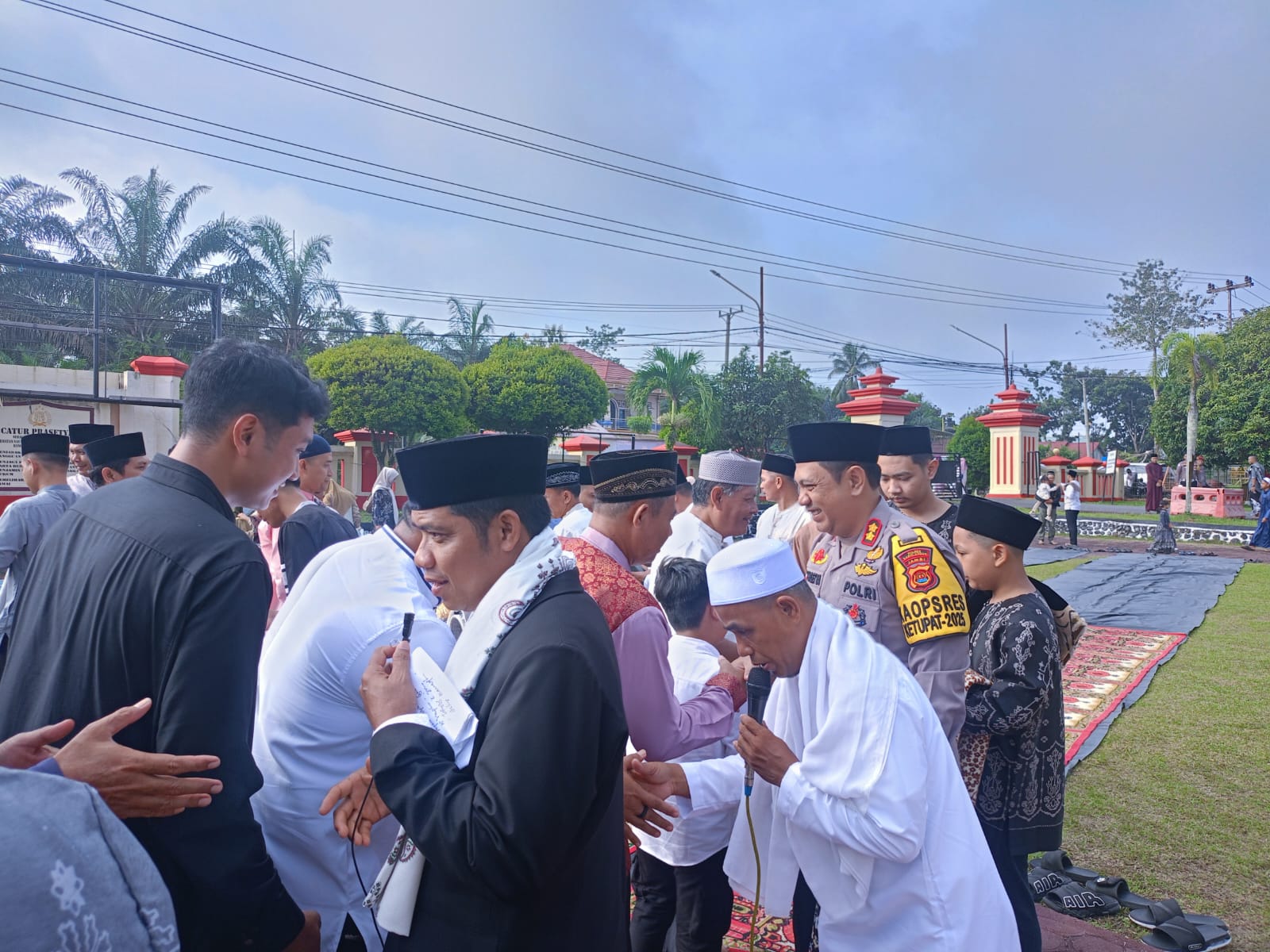 Polres Sarolangun Gelar Sholat Idul Fitri 1446 H di Halaman Mako Polres Sarolangun 