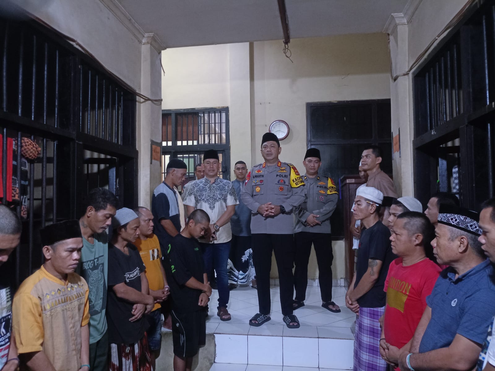 Kapolres Sarolangun Cek Tahanan Memastikan Kesehatan dan Kesejahteraan Kondisi Fisik dan Psikologis Para Tahanan Saat Idul Fitri 1446H-2025M