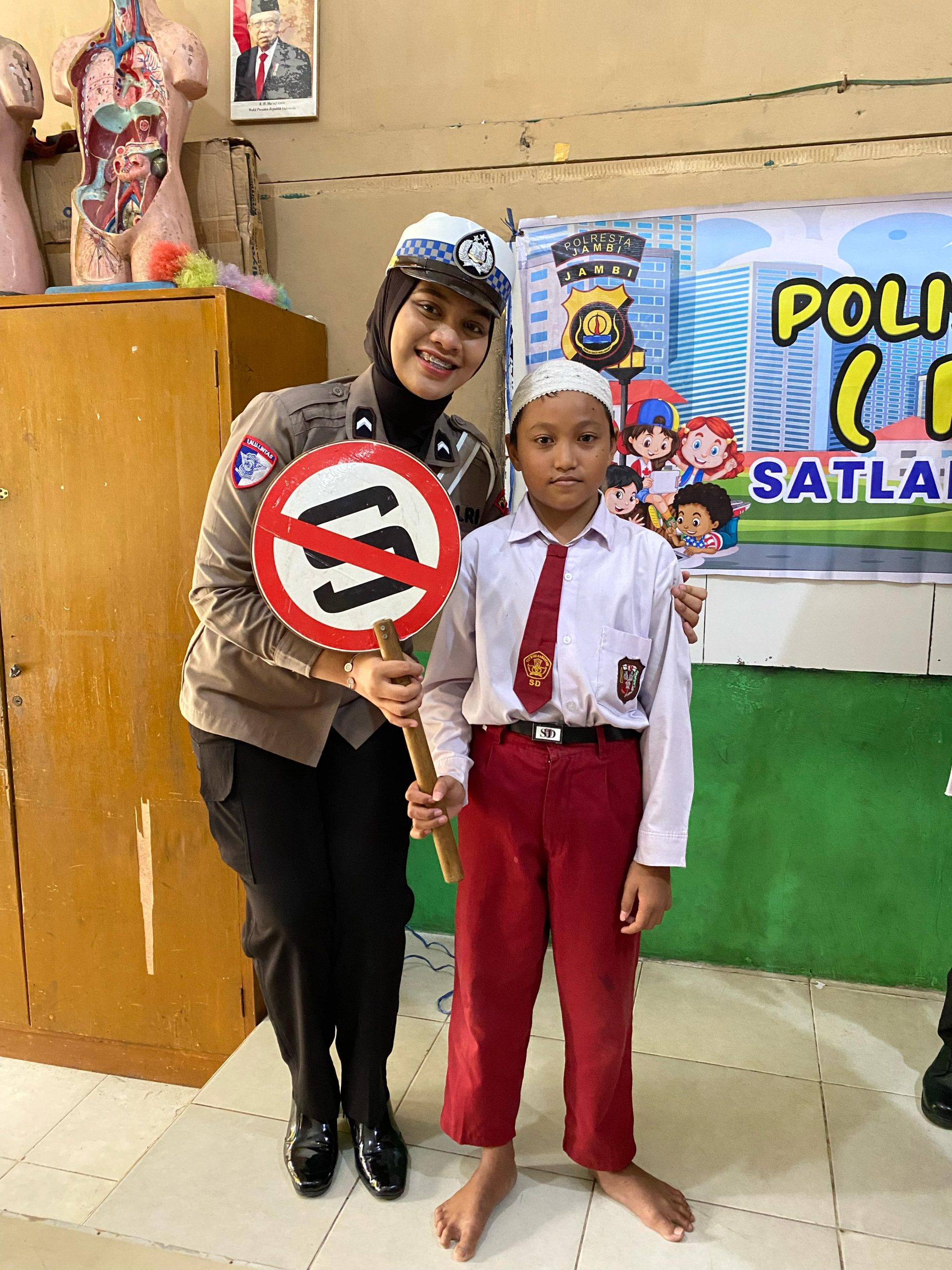 “Polisi Sahabat Anak” Satlantas Polresta Jambi Beri Penyuluhan dan Edukasi Keselamatan Berlalu lintas di Madrasah Ibtidaiyah Khairiyah
