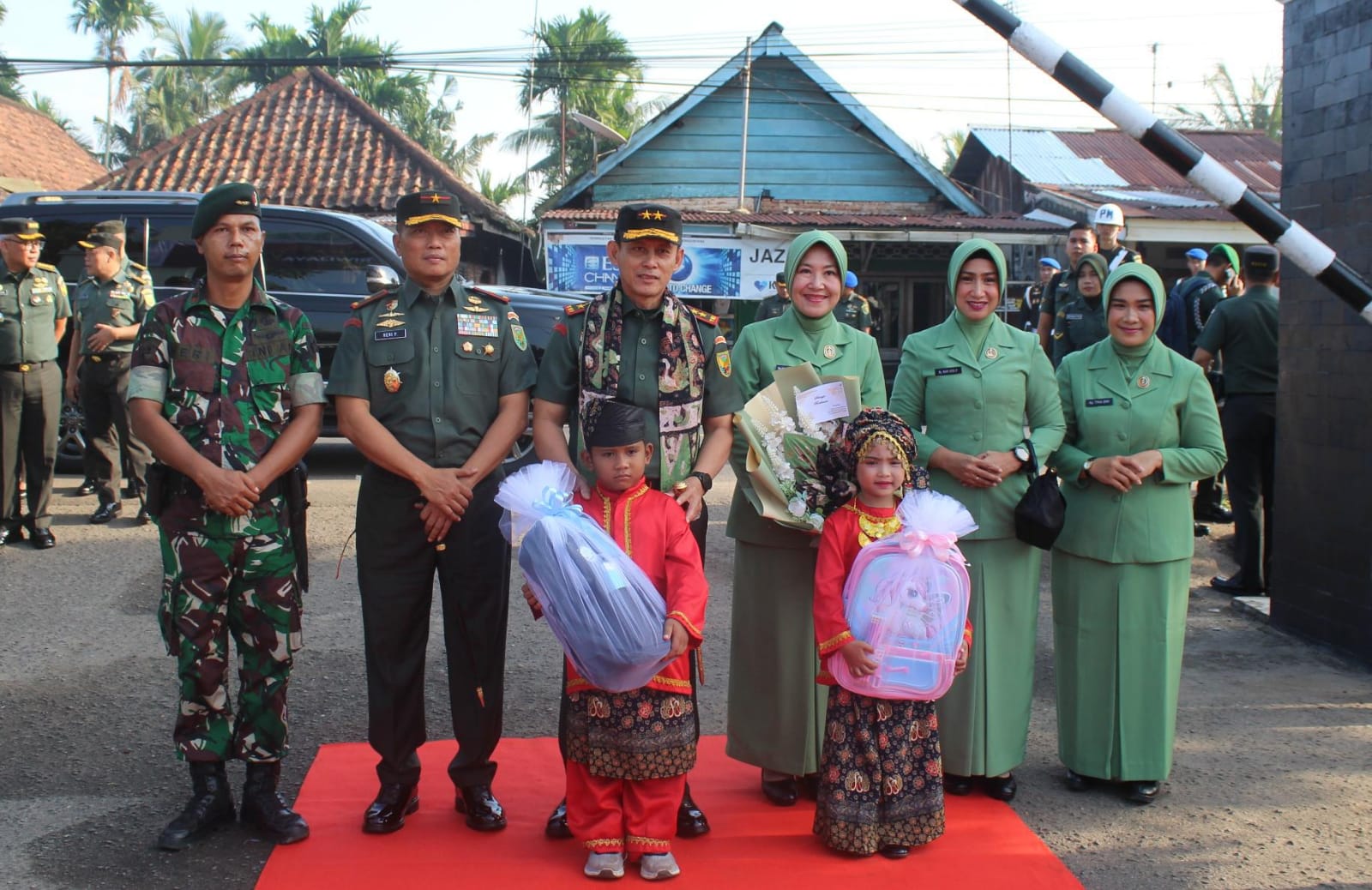 Pangdam II/Sriwijaya Beri Arahan Kepada Prajurit dan Persit Yonif 142/KJ: Jaga Kebersihan, Etika, dan Peran Strategis Dalam Keluarga