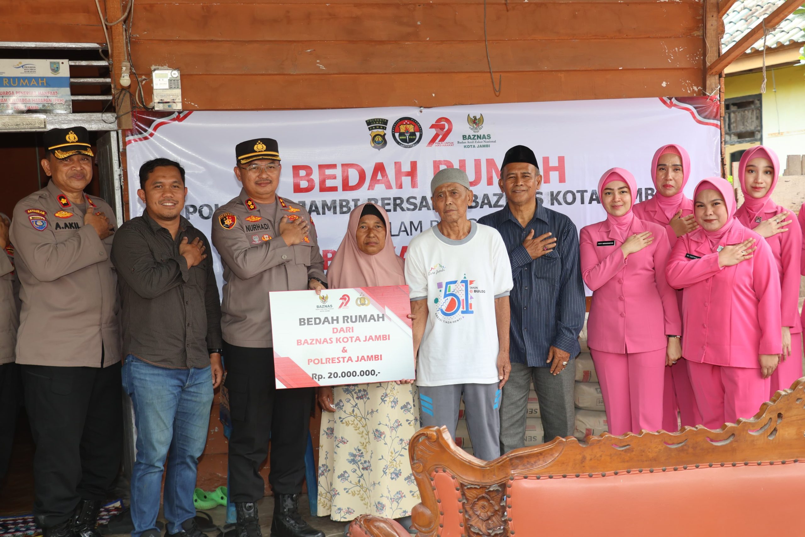 Kado Istimewa di Hari Bhayangkara ke-79: Dua Warga Kota Jambi Dapat Bantuan Bedah Rumah dari Polresta dan Baznas