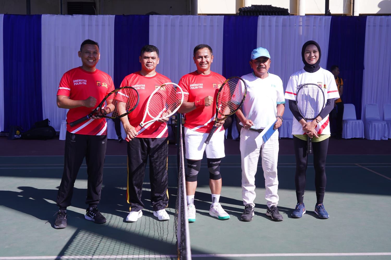 Kabid Humas Polda Jabar dan Komandan Pussenif TNI AD Bertanding Tenis Bersama di Mapolda Jabar, Pererat Sinergitas