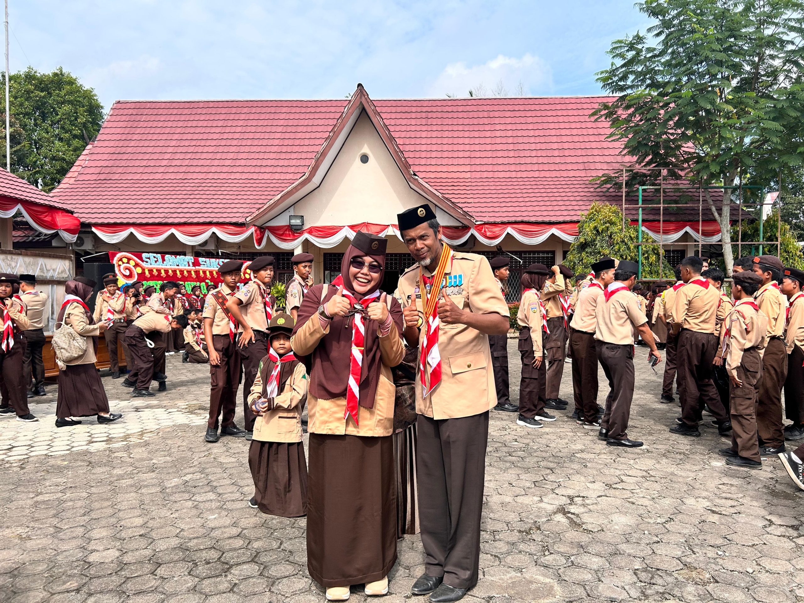 Hari Pramuka ke-64, Pembina Gudep SDN 118/I Dusun Ampelu Raih Lencana Pancawarsa 1 Bukti Setia 5 Tahun Mengabdi untuk Tunas Bangsa