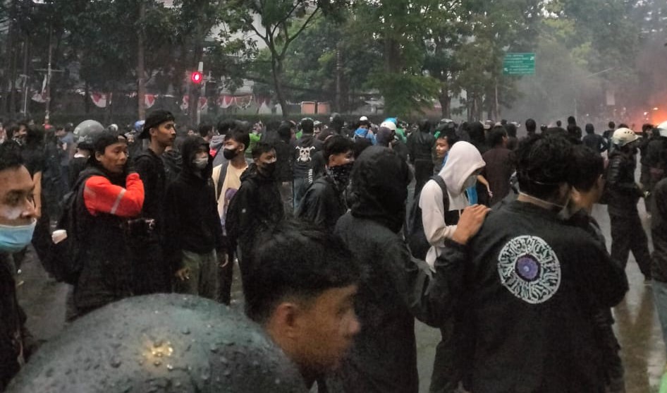 Aksi Demo BEM dan Ojol di Depan Kantor DPRD Jabar Diwarnai Kepulan Asap Gas Air Mata 