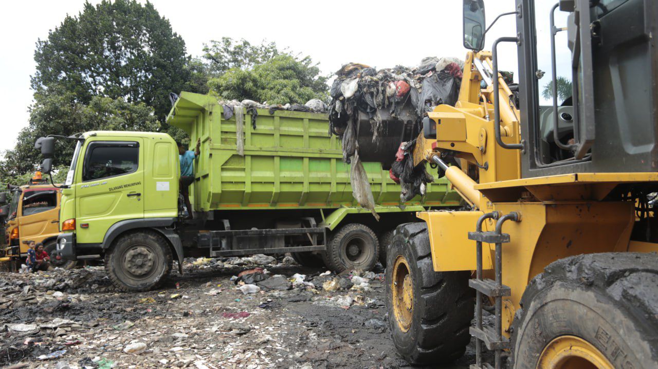 Pemkot Bandung Angkut Sampah di Eks TPA Dago, Kerahkan 8 Armada Pengangkut