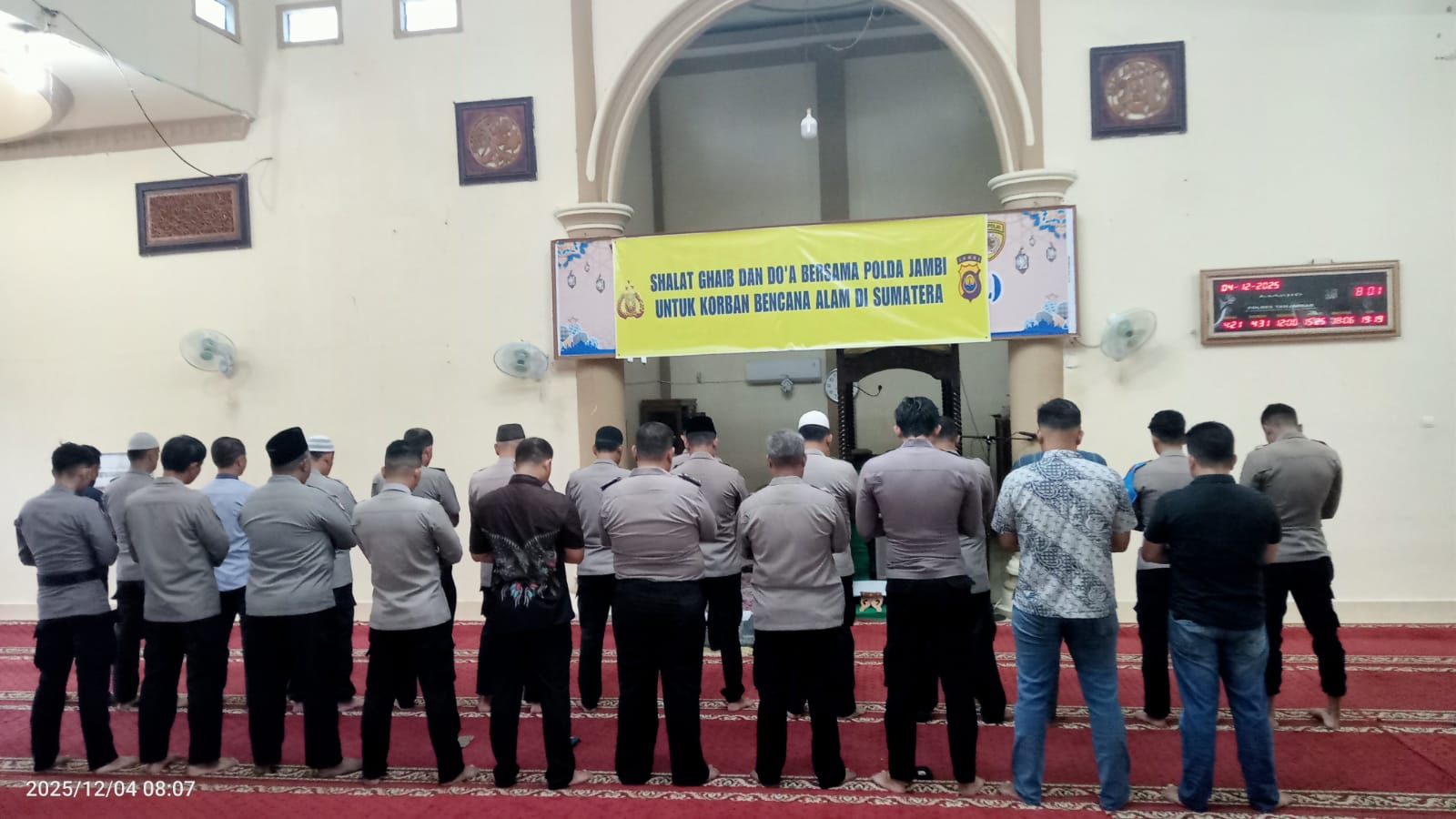 Polres Tanjab Barat Gelar Sholat Gaib, Doakan Korban Bencana Sumatera: Solidaritas dari Jambi untuk Negeri
