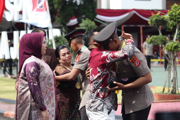 Dua Siswa Bintara Polri TA 2025 Raih Kelulusan Nilai Tertinggi di SPN Polda Jabar, Orang Tua Ucapkan Syukur dan Terima Kasih Kepada Kapolda Jabar