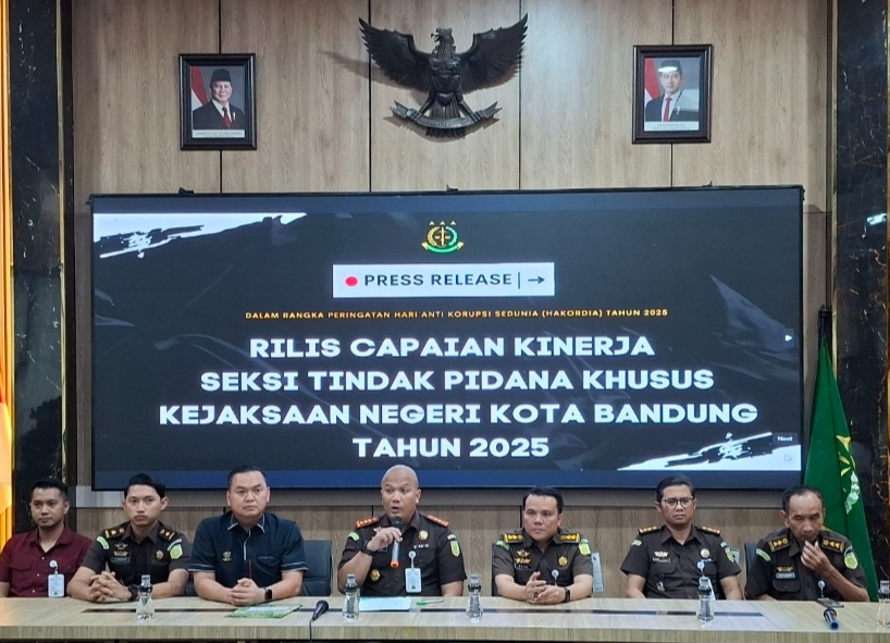 Kejaksaan Negeri (Kejari) Kota Bandung menetapkan status tersangka terhadap Wakil Wali Kota Bandung, Erwin dan Anggota DPRD Kota Bandung, Rendiana Awangga.