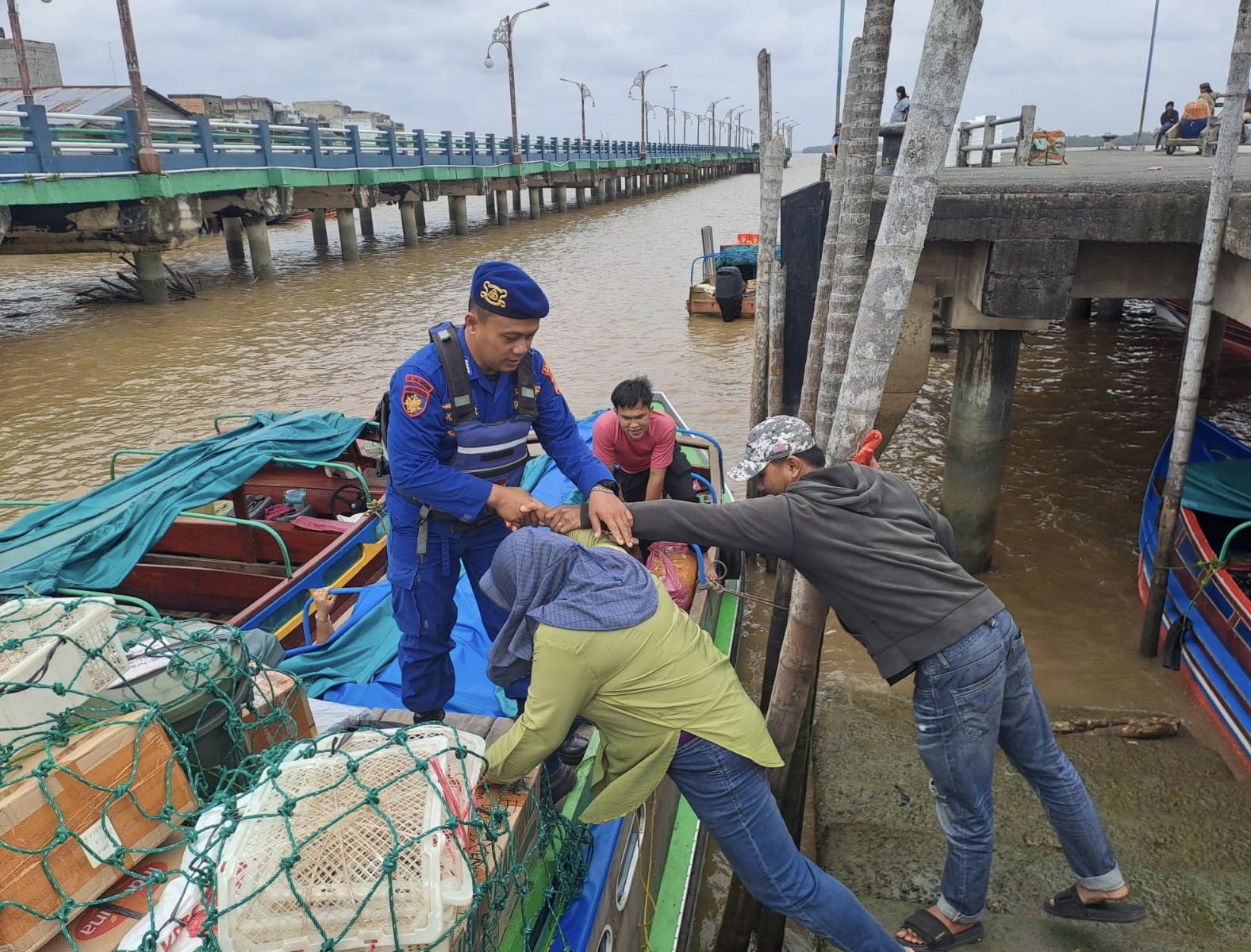 Potret “Polri Untuk Masyarakat”, Personel Satpolairud Bantu Lansia dan Ibu-ibu di Dermaga