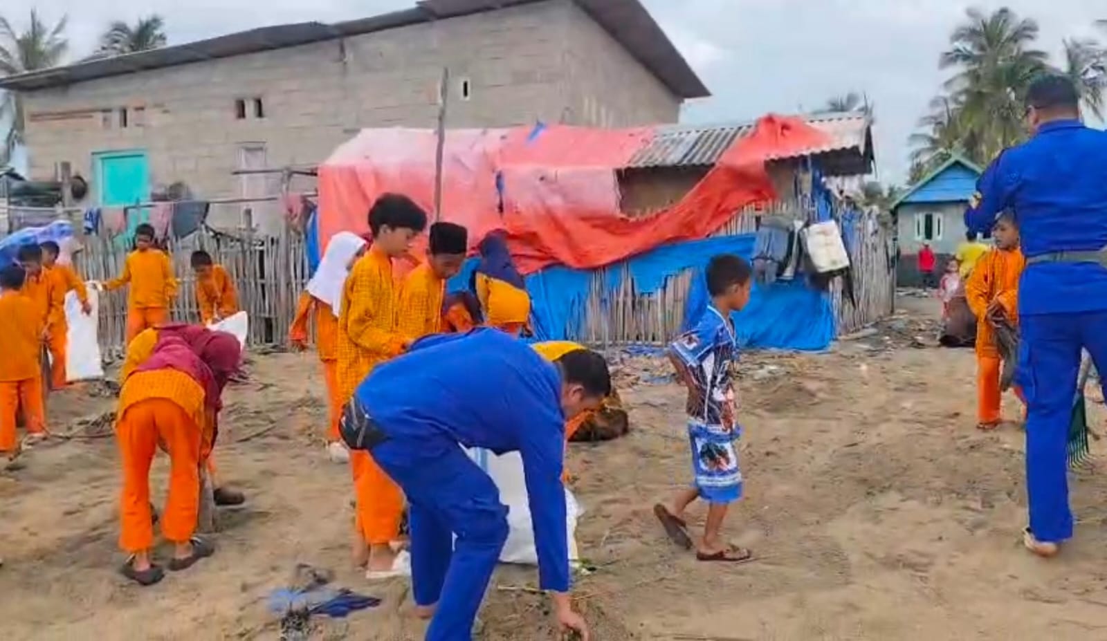 Kapal Polisi XXI-1001 Gelar Bersih Pantai Bersama Pelajar di Gili Tapan Sumbawa