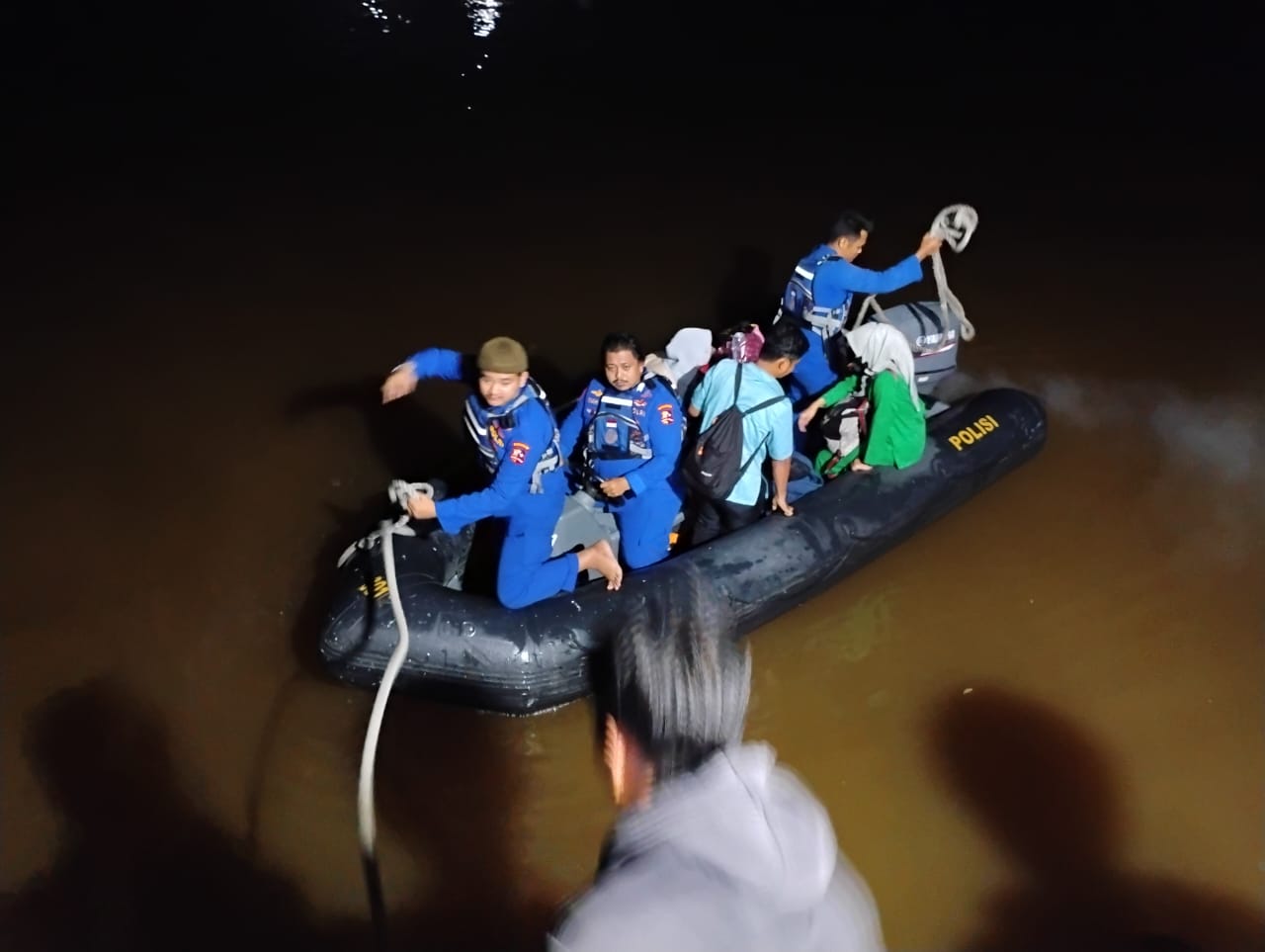 Gerak Cepat Tengah Malam, Polisi Selamatkan Pasien Kritis Lewat Jalur Sungai