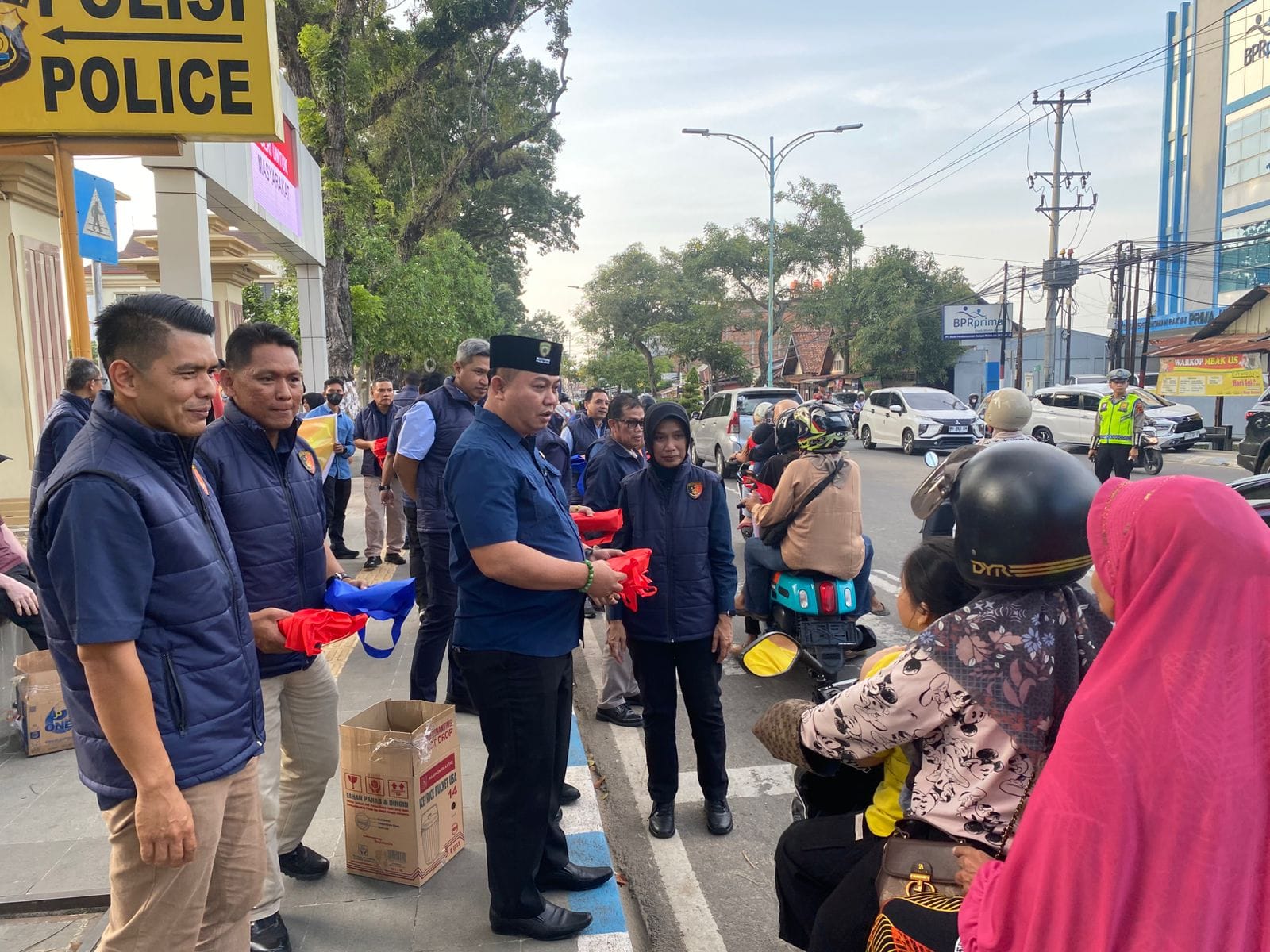 Ramadan Penuh Kepedulian, Ditresnarkoba Polda Jambi Sapa Warga Lewat Aksi Berbagi Takjil
