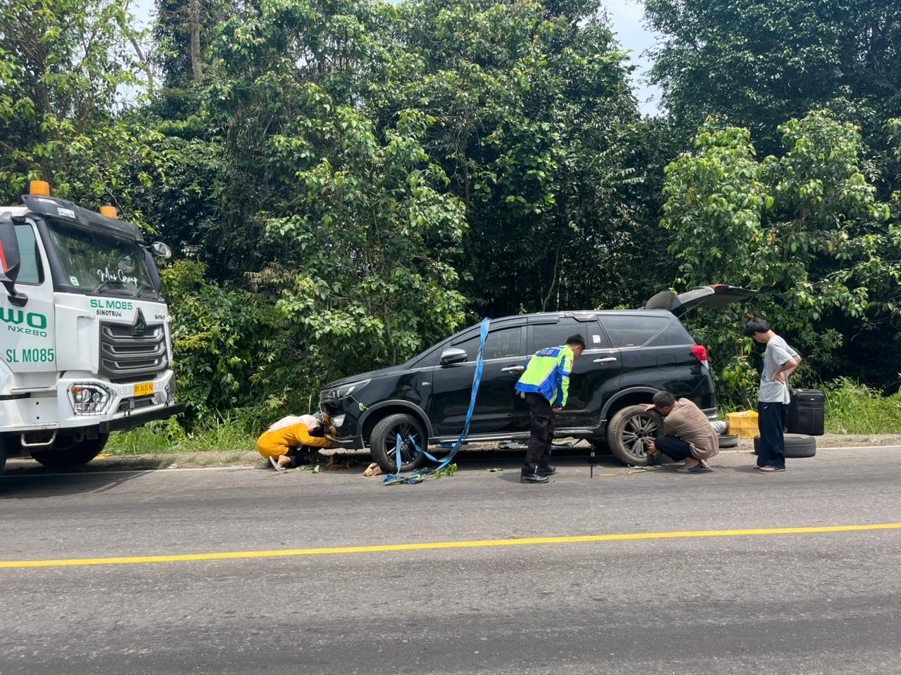 Innova Terperosok ke Jurang, Layanan 110 Polres Tanjab Barat Buktikan Kecepatan Respon