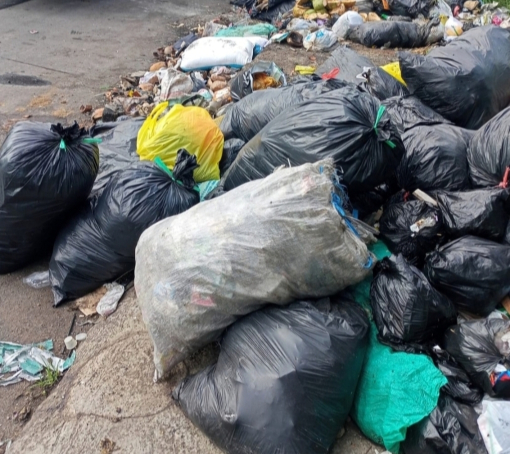 Warga Kampung Sindangsari RW 21 Mulai Terusik dan Kesal Kepada Warga Luar Yang Buang Sampah Sembarangan, Alamat Sudah di Kantongi pada Sampah Bekas Paket Online.