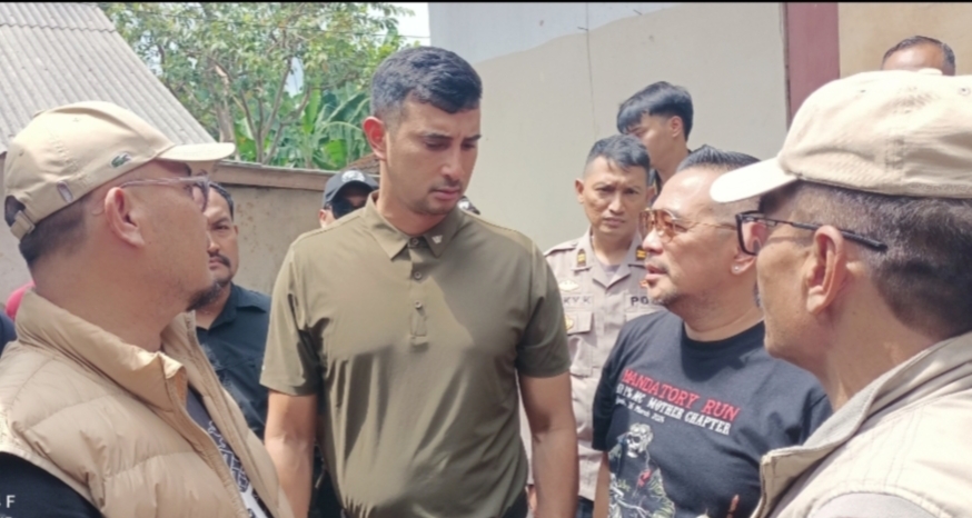 Wakil Bupati Bandung Ali Syakieb bersama Dr.Praniko Imam Sagita S.H.,M.H Wakil komisi B DPRD Kabupaten Bandung dari Fraksi Gerindra Meninjau Langsung Pembongkaran Rutilahu di Kecamatan Cileunyi.